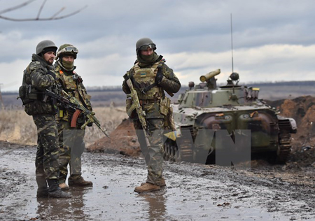 Binh sỹ quân đội Ukraine tại khu vực chiến sự ở ngoại ô thành phố Debaltseve, vùng Donetsk, miền Đông Ukraine ngày 24/12/2014.